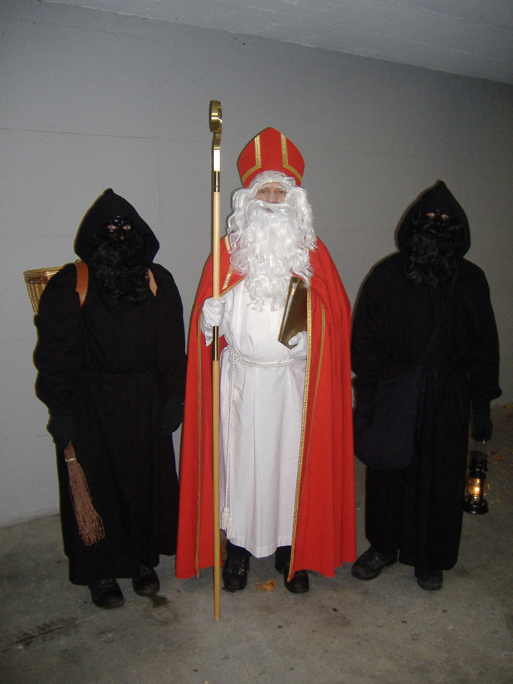 Samichlaus mit zwei Begleitpersonen