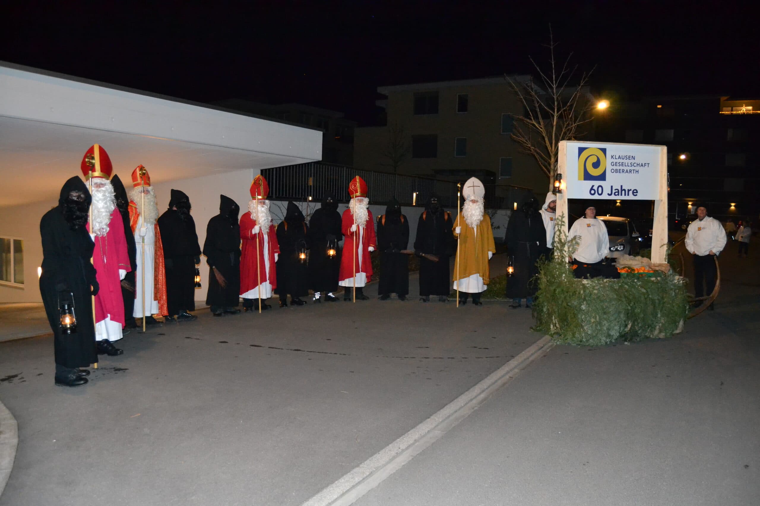 Gruppe mit Chlaus und Begleitpersonen im Freien